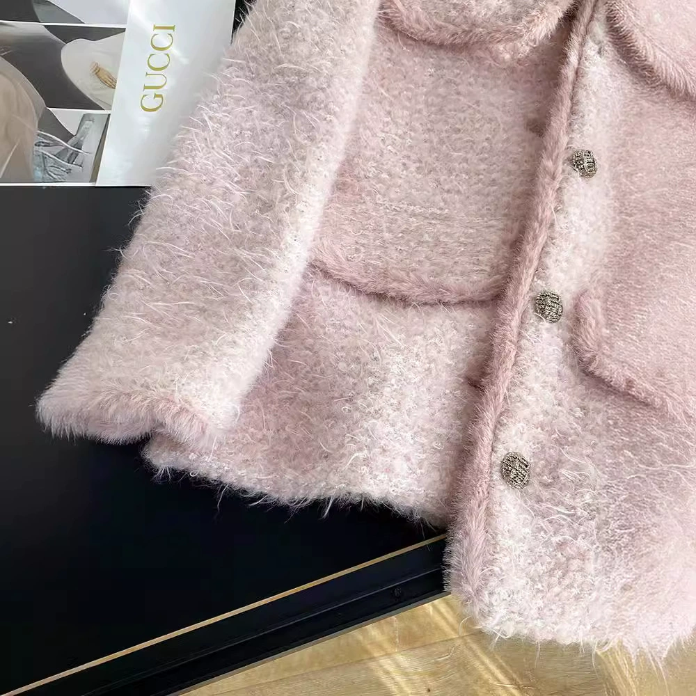 Пуховик в фуксии с рисунком, мода 2024 года, стиль Chanel, свободный фасон