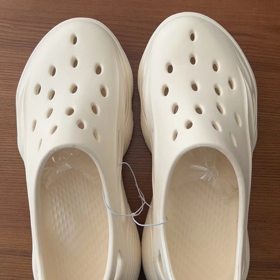 Nuevos zapatos con agujeros, zapatos de vadeo de playa para hombre, sandalias deportivas al aire libre, zapatos de conducción ligeros y de suela suave, transpirables y duraderos