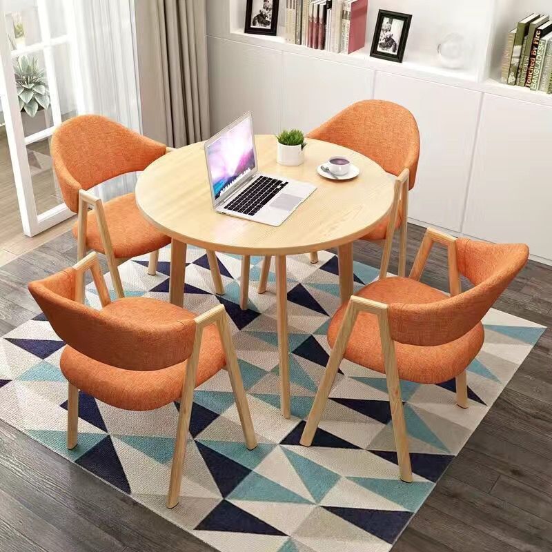 원목 원형 테이블 + 오렌지색 천 의자