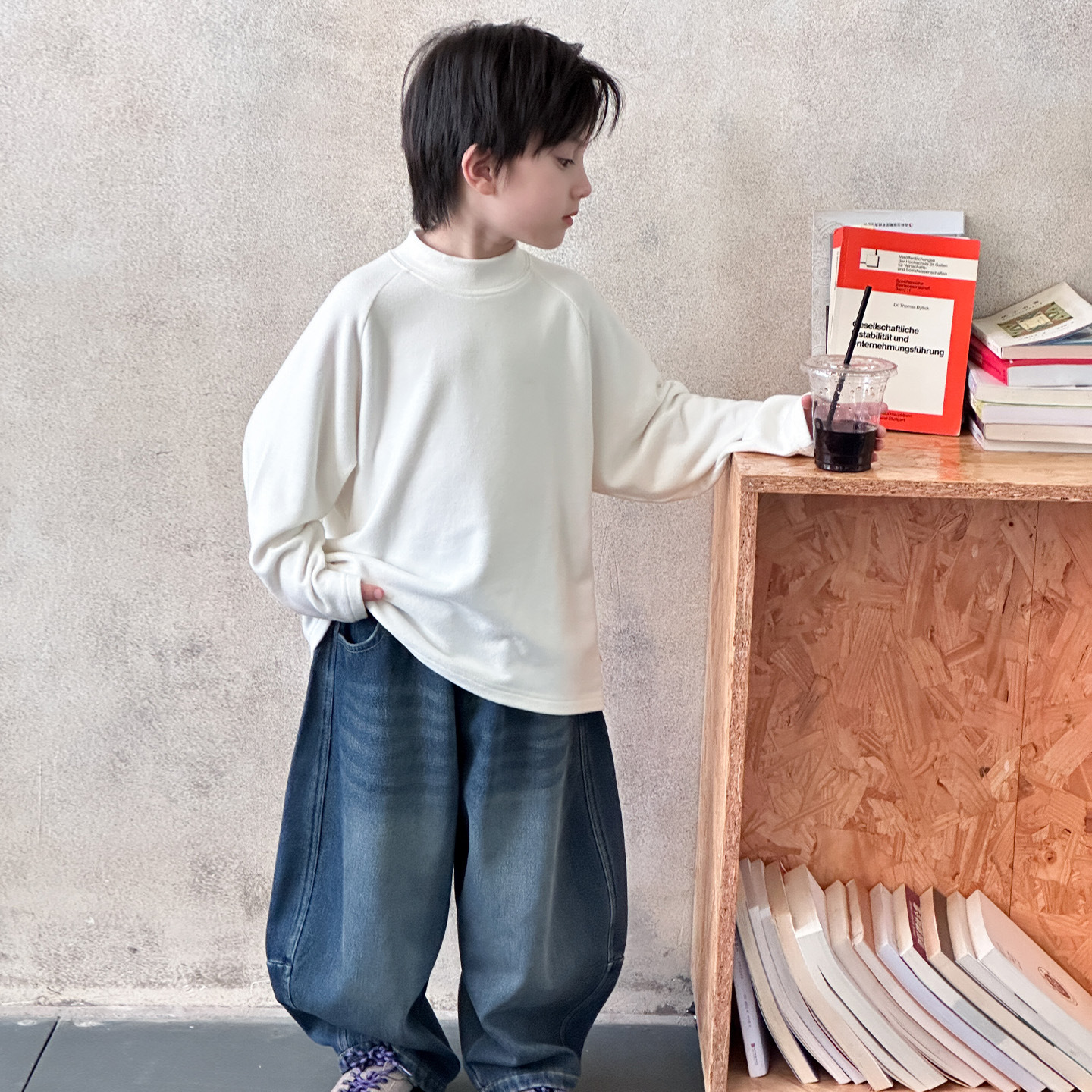 Niños más camisetas de camisa de invierno 2025 ropa de invierno para niños de tamaño mediano y grande nuevos productos coreanos para niños de manga larga camiseta de invierno gruesa