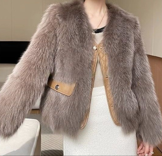 2025 Winter New Faux Fox Fur Patchwork Thickened Coat for Women, Korean Style Short Coat for Petite Figures 2025 Winter New Faux Fox Fur Patchwork Thickened Coat for Women, Korean Style Short Coat for Petite Figures