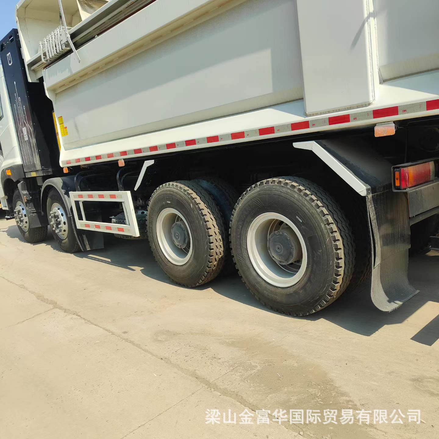 Cross-Border Supply of New Energy Geely Remote Heavy-Duty Self-Unloading Trucks, Rear-Turning Self-Unloading Pure Electric Trucks with Four Front and Eight Rear Wheels