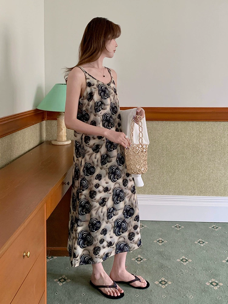 2025 лето новый атласный черный роз подтяжка платье длинное платье на белом фоне темперамент искусственный шелк женский V-образный вырез