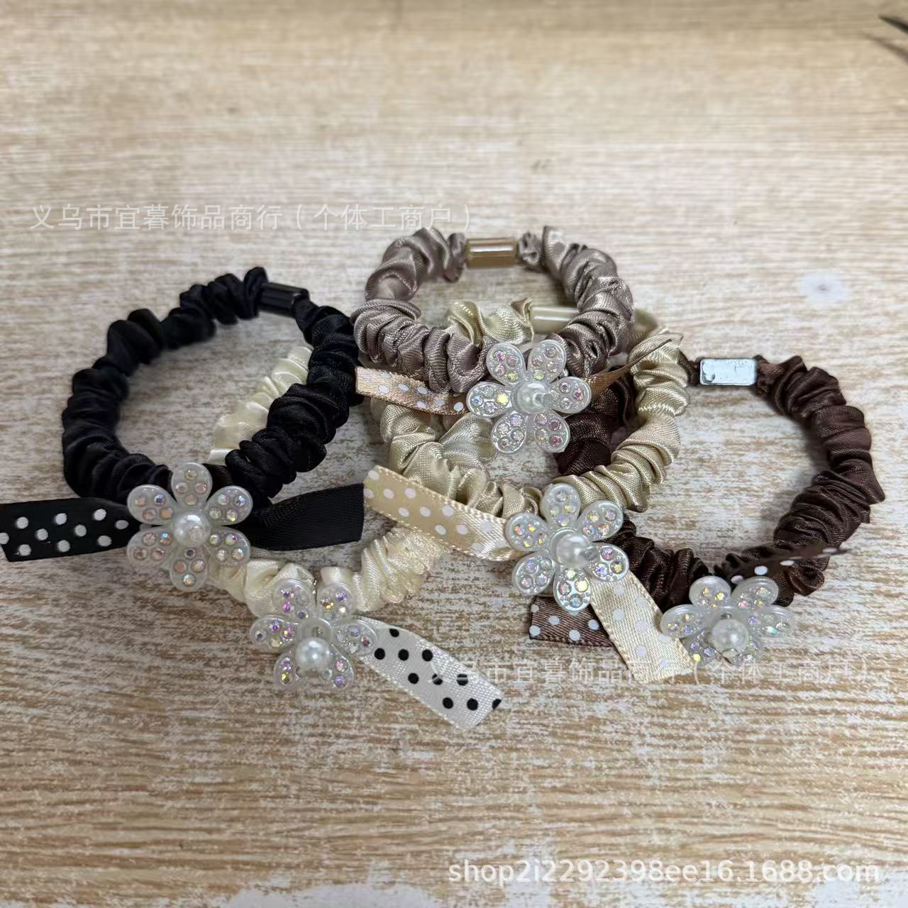 리본과 다이아몬드 꽃이 모두 머리에 달려있습니다.