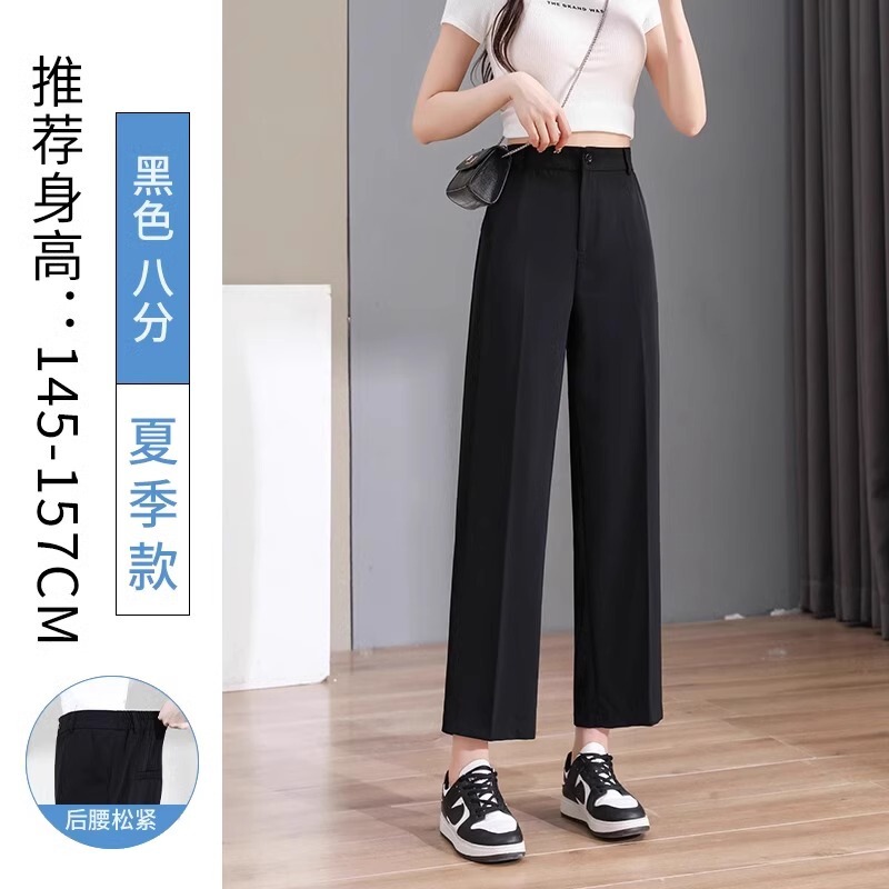 黒いスーツのズボンの女性のペンダント感があります。|undefined