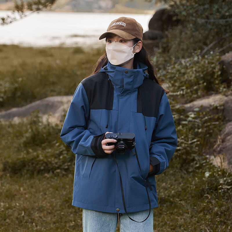 Hombres y mujeres tres en uno al aire libre desmontable a prueba de viento impermeable ropa de trabajo de montaña abrigo caliente logotipo impreso