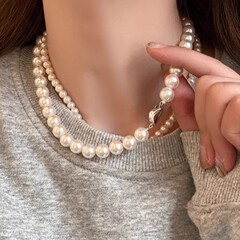 元宝は真珠のネックレスを掛けます。女性は豪華で高級感があります。