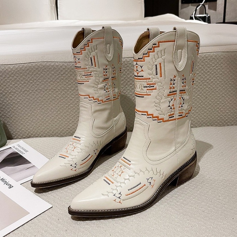 2023 새로운 크로스 보더 독립 역 유럽 여성 마틴 신발 앵클 부츠 웨스턴 미드 배럴 뾰족한 자수 빈티지 가죽 부츠