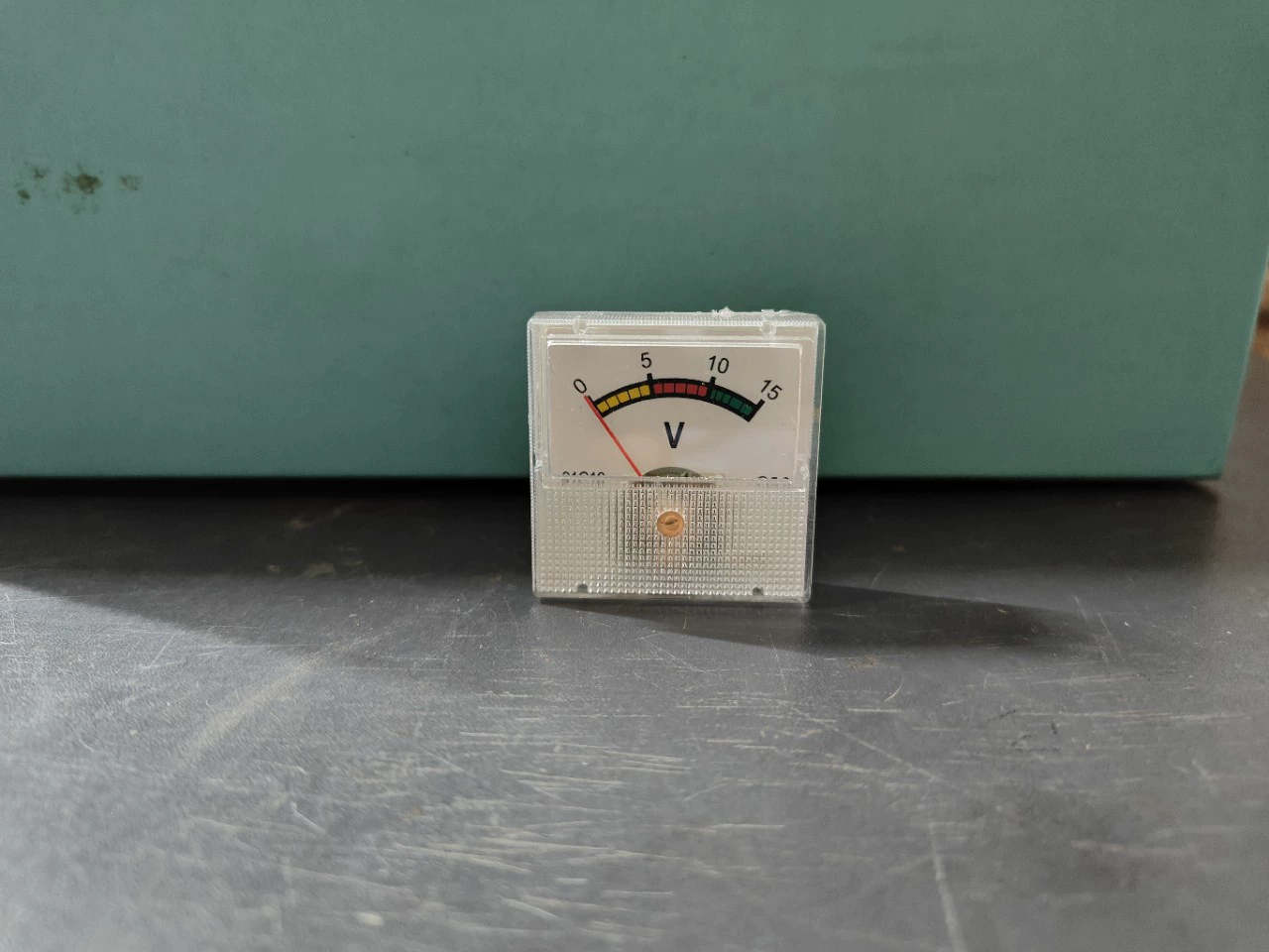 91C16 зарядное устройство с указателем тока