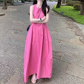 法式玫粉色无袖背心连衣裙女2026夏装新款高级感宽松甜美显瘦长裙