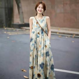 多巴胺度假风吊带碎花裙女中长款2026夏新款法式宽松度假风连衣裙