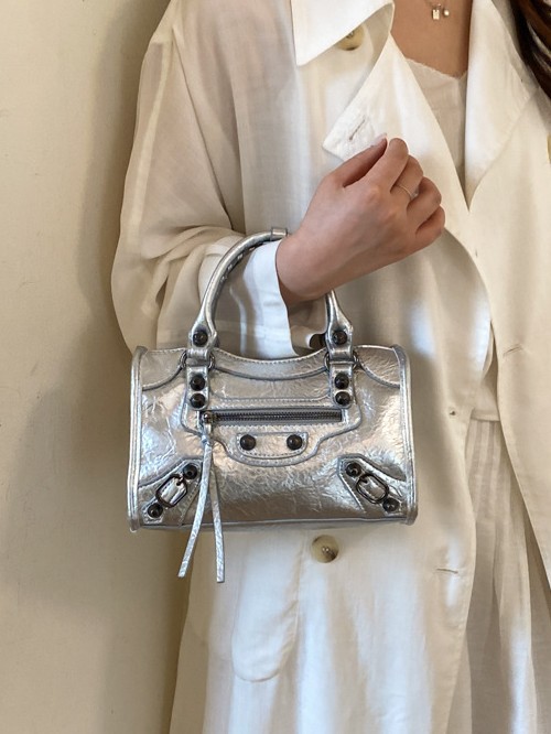 High-end sensitividad portátil clavos locomotora almohada bolso para mujeres 2026 nuevo cross-border fresco bolso de hombro de estilo de mujer