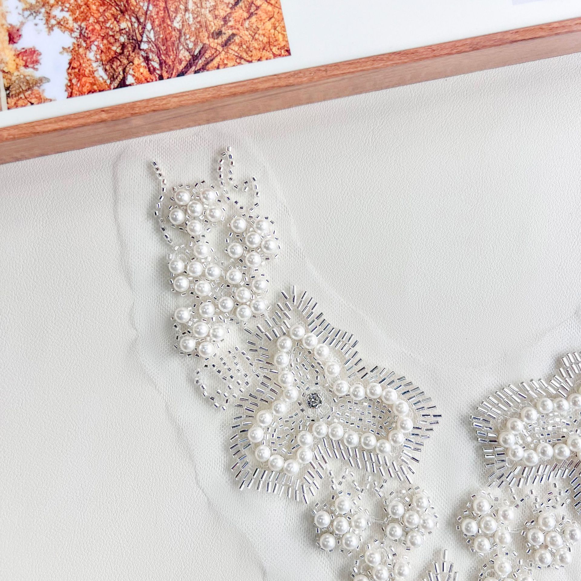 Fabricante al por mayor bordado perlas de malla blanca tela de encaje pegada collar delantero vestido de boda accesorios de decoración