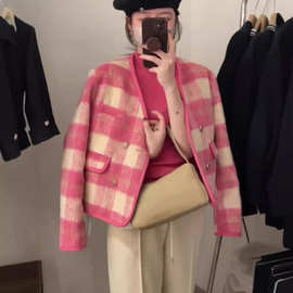 秋冬2026年新款粉色格子名媛风毛呢外套女高级设计感小众新年战袍