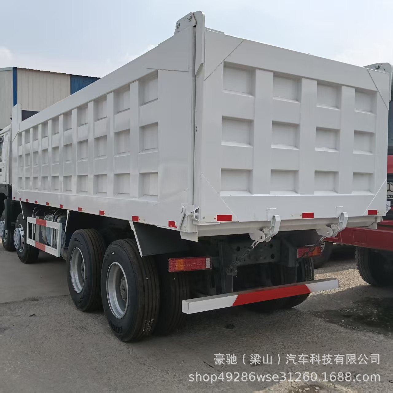 Cross-border version of the HOWO 8*4 dump truck, mining transport vehicle, HOWO371, front four and rear eight wheels, 12-wheel rear tipper truck