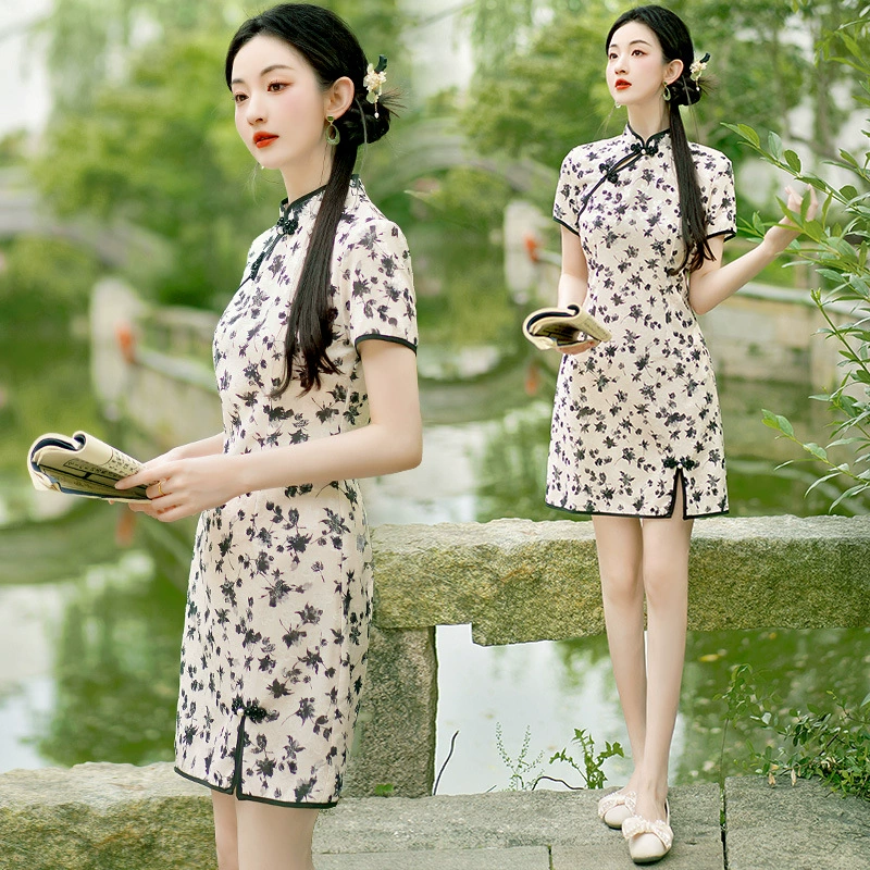 Фактическое фото нового короткого платья-чонсама в китайском стиле с жаккардовым принтом и короткими рукавами на пуговицах с воротником-стойкой и наклонным разрезом.