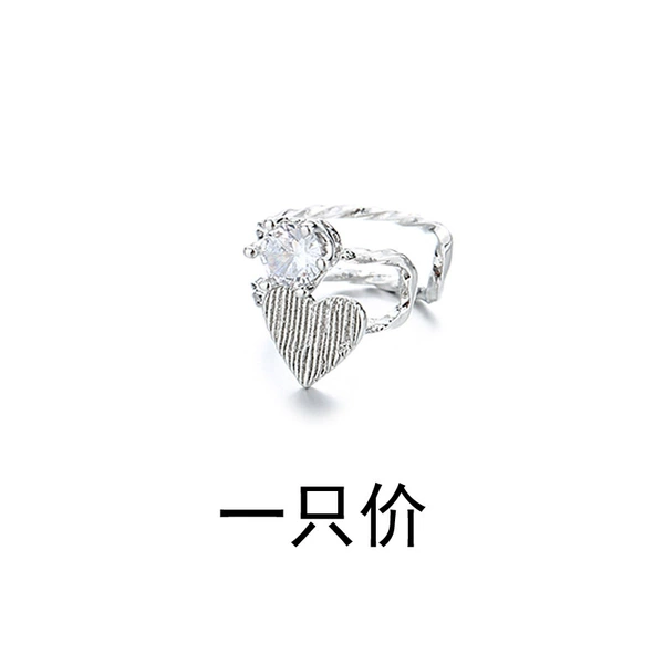 A caring ear clip (platinum)
