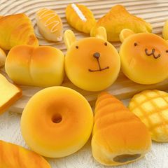 ゆっくりとおもちゃのパンをつまんでトーストします。