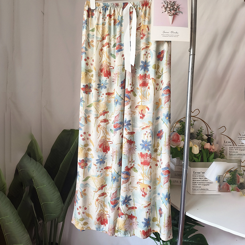 흰색 바탕에 꽃