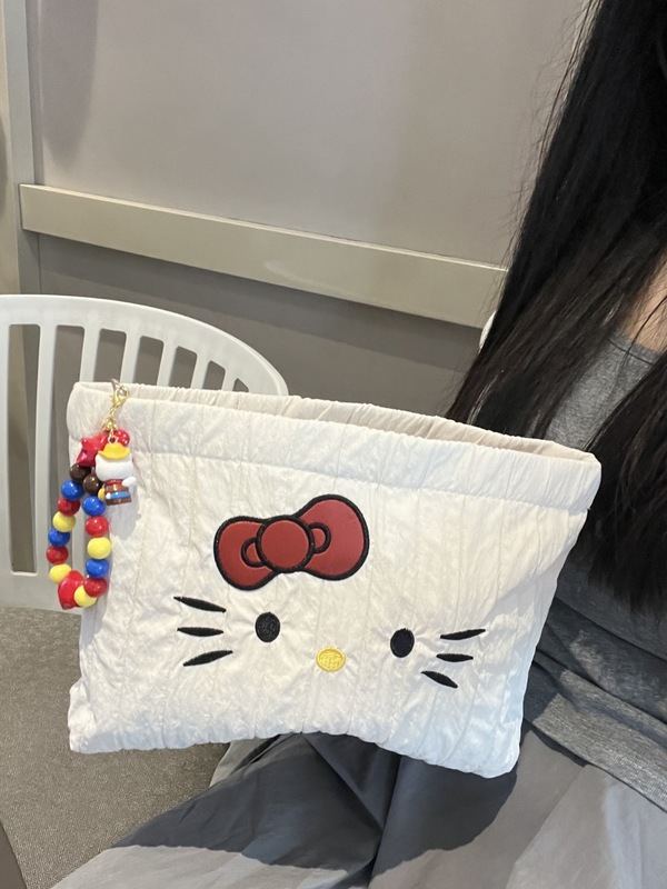 新しいオリジナル刺繍キティ収納バッグ、大容量化粧品バッグ、ポータブルな質感の手持ちトイレタリーバッグ|undefined
