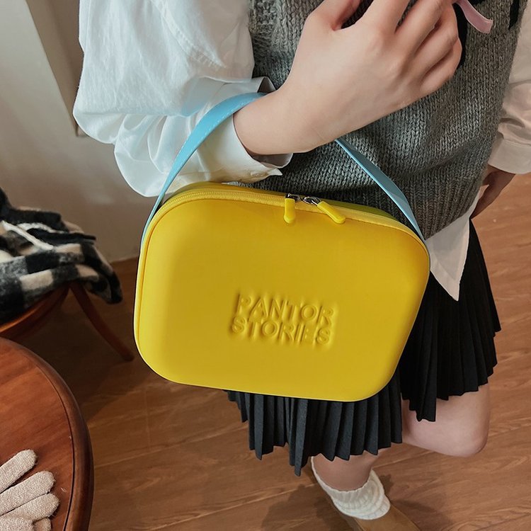 Este bolso no solo está de moda, sino también muy temperamental.