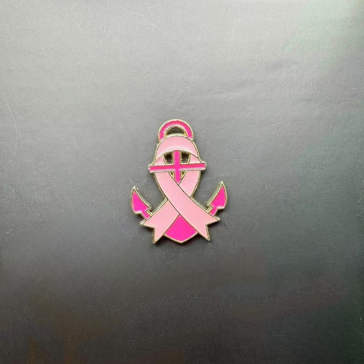 Broche promotionnelle avec logo du Ruban Rose International, symbole de sensibilisation au cancer du sein_voghion.com