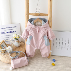 春の子供用のウサギのバッグと帽子の連体服