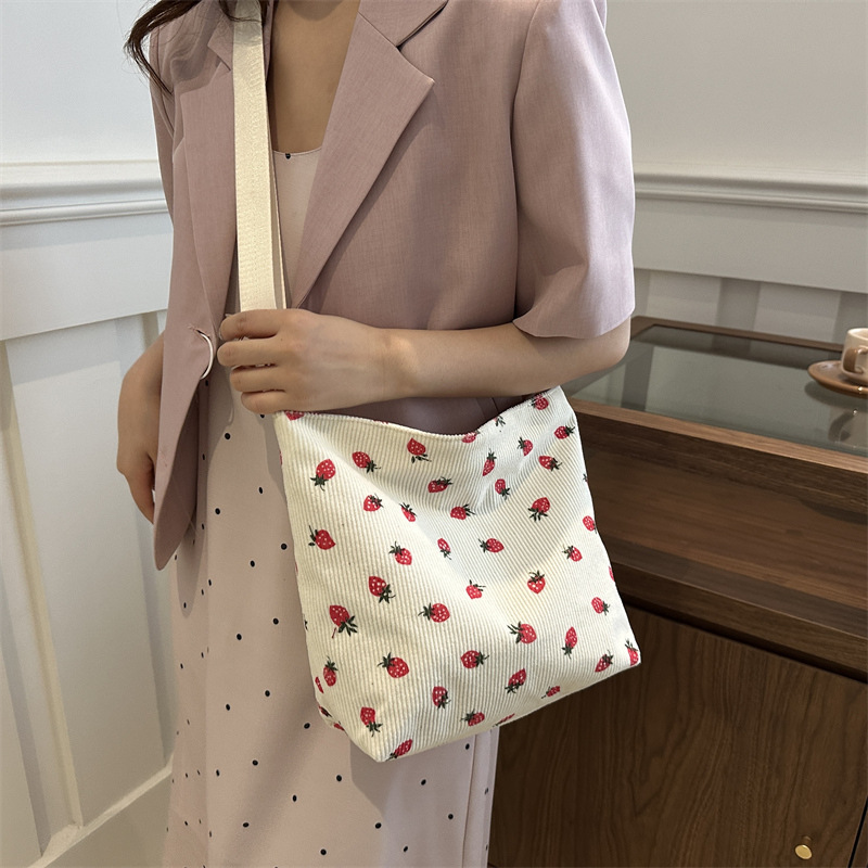 Bolsas de impresión de fresas populares de vellón mujeres coreanas de verano 2024 nuevo cross-border mochila de hombro bolsas de cubo