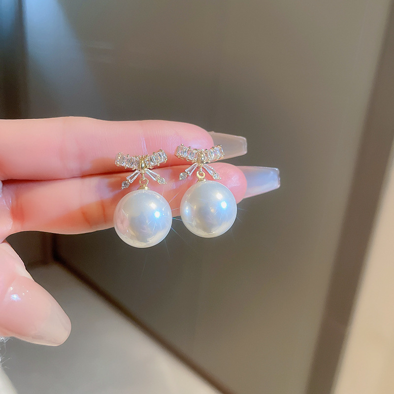 Pendientes de perlas de aceite con goteo de aguja de plata Pendientes de todo fósforo de moda, lujo ligero, joyería retro de alta gama al por mayor, fabricante de Yiwu