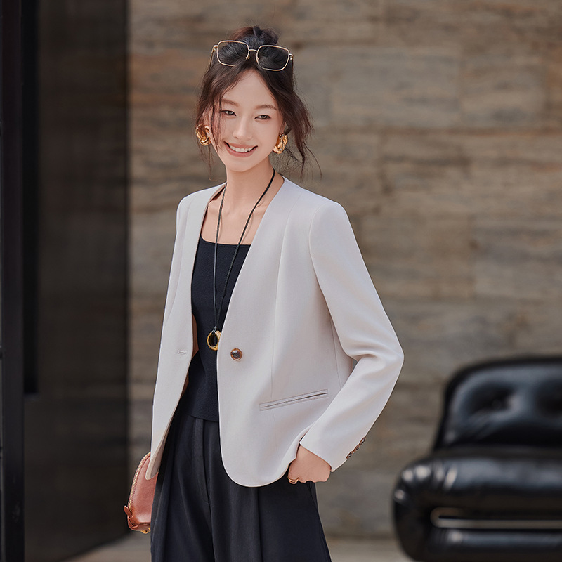 Gdx1872 Short Suit Jacket for Women 2025 Spring & Fall New Style Simple Collarless Suit Top for Small People Gdx1872 Short Suit Jacket for Women 2025 Spring & Fall New Style Simple Collarless Suit Top for Small People