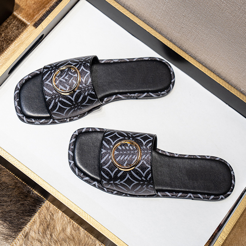 Flache Sandalen Europäische und amerikanische Outdoor-Flip-Flops mit bedruckten Buchstaben und Metallschnallen für Damen_voghion.com