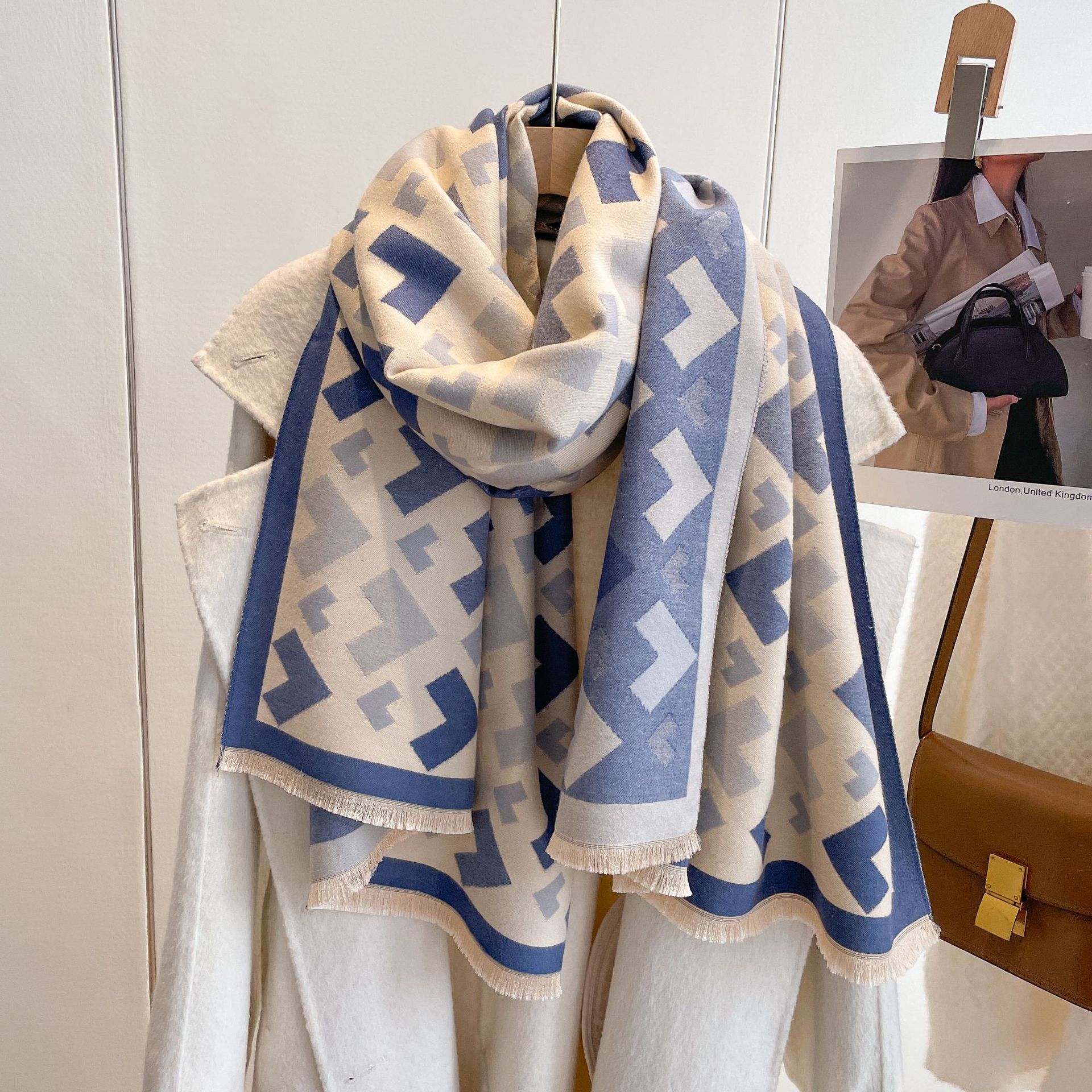 Otoño e Invierno nuevas letras geométricas bufanda de Cachemira de las mujeres de moda estilo étnico mantón del Cabo bufanda de borla caliente