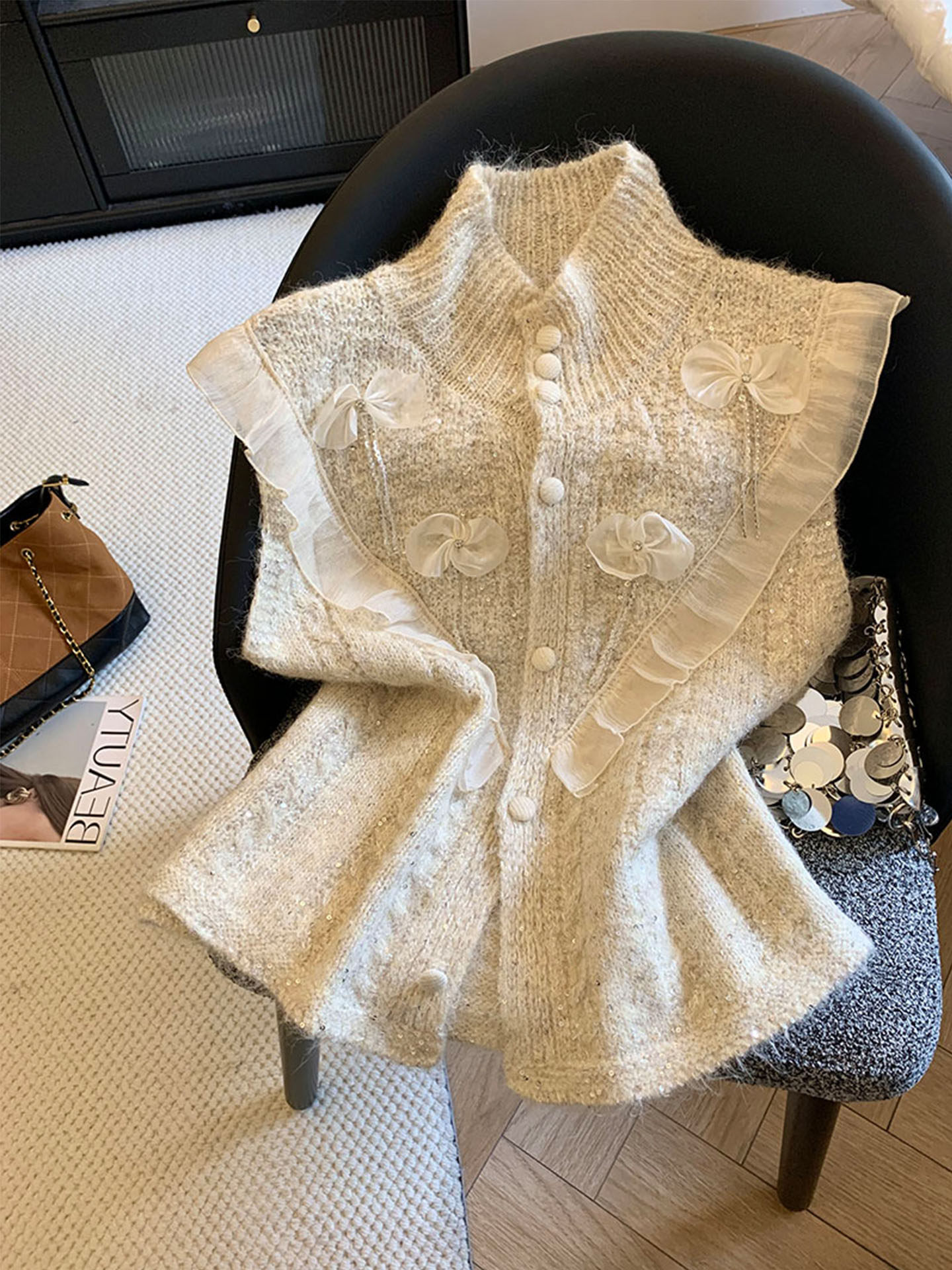 Three dimensional knitted demi-season vest