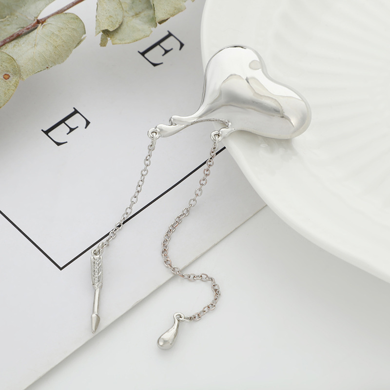 30#银色桃心胸针