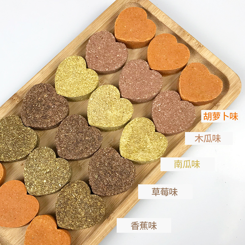 Juguetes masticables para mascotas pequeñas, donuts, pasteles de hierba en forma de corazón, bolas de hierba, piruletas, alimento principal para hámster, chinchilla, conejo, venta al por mayor en stock.