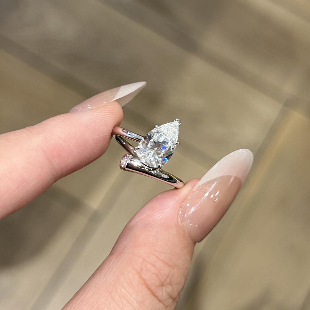 Fashionable and Exquisite Niche Silver Drop-Shaped Open Ring for Women, Elegant, Light Luxury, Cool and High-End Jewelry