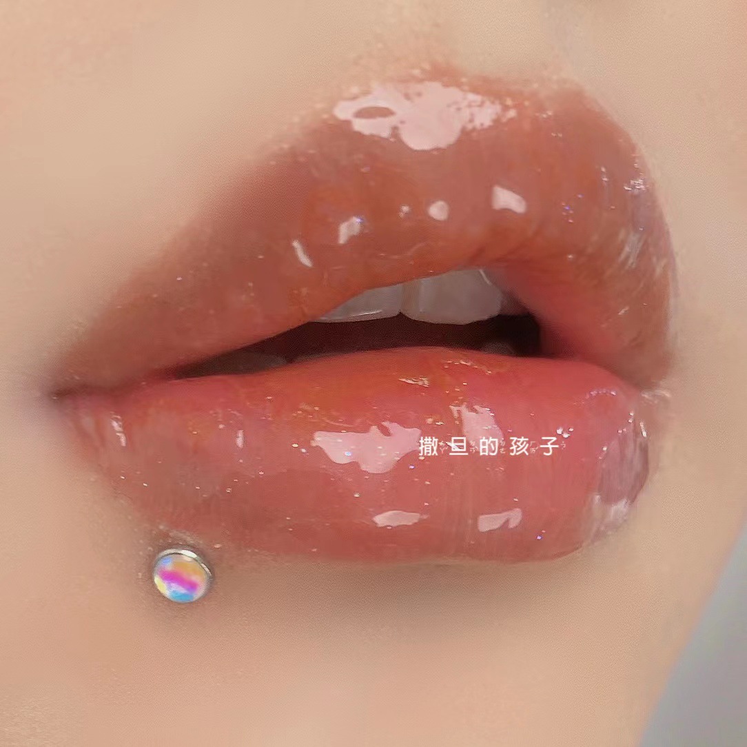 Pointed labret stud close-up product detail