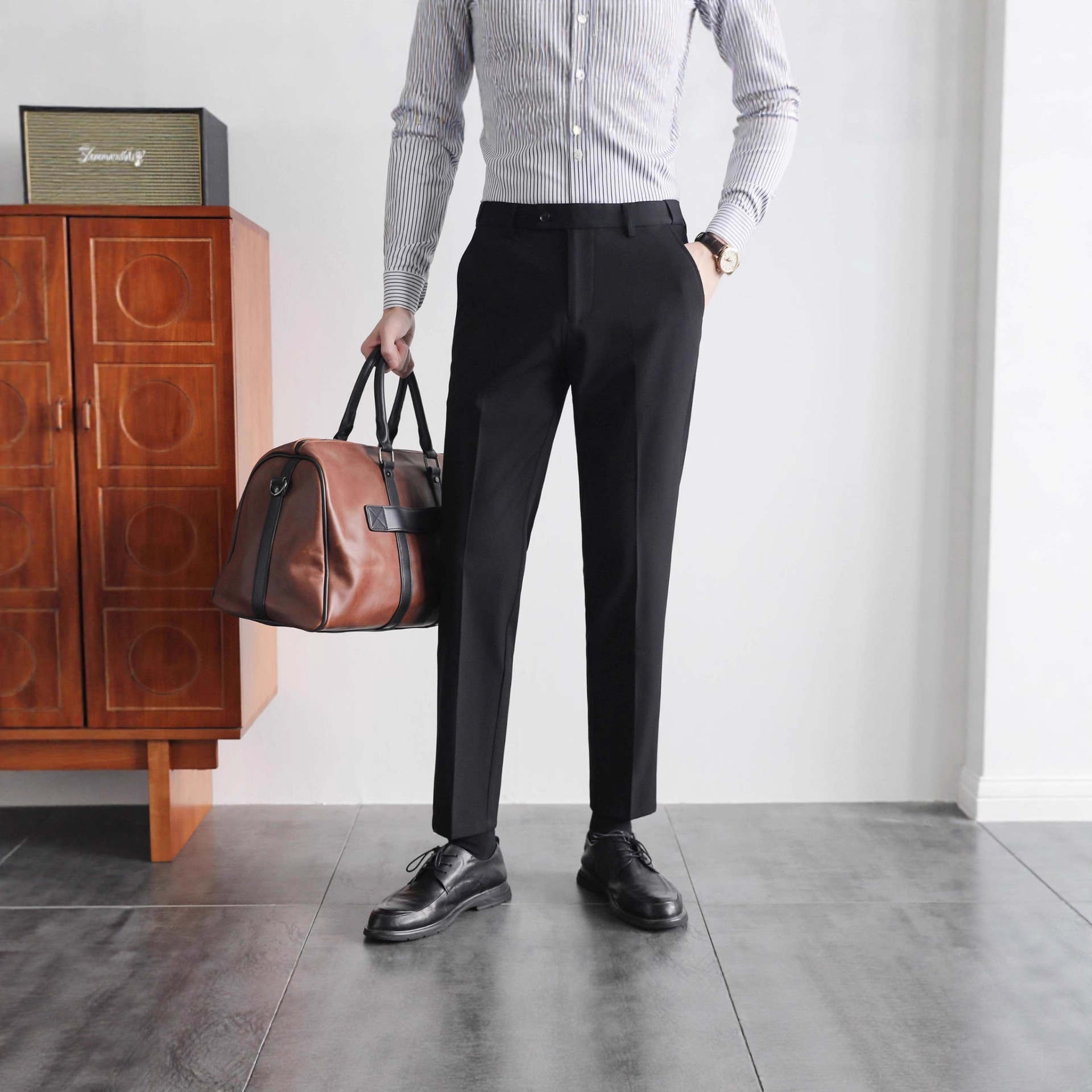 Popular TikTok livestream style cropped trousers with elastic waist, perfect for summer, nine-point length, slim fit, and elongates the legs.