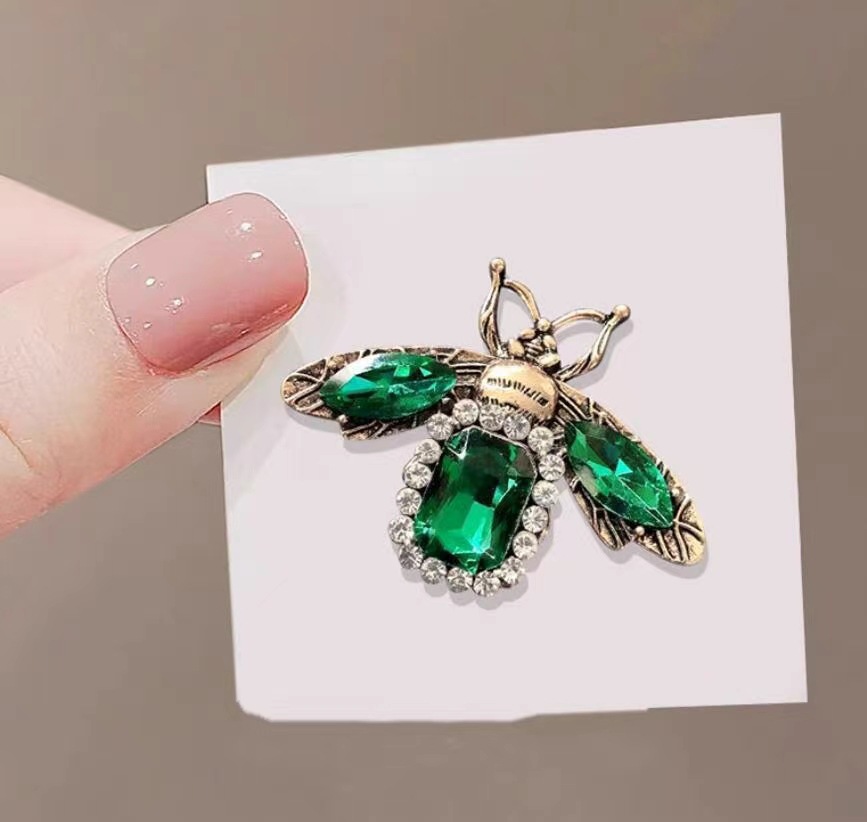 Spilla a forma di insetto con cristalli smeraldo accessorio moda_voghion.com