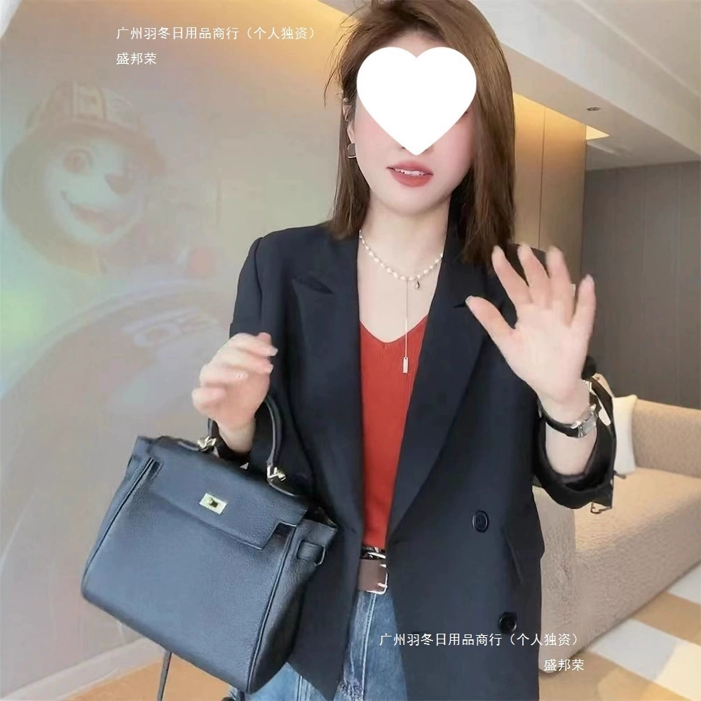 Модный короткий миниатюрный блейзер для женщин, осень 2024, новый стильный повседневный топ с подкладкой на плечах, черный, белый цвет