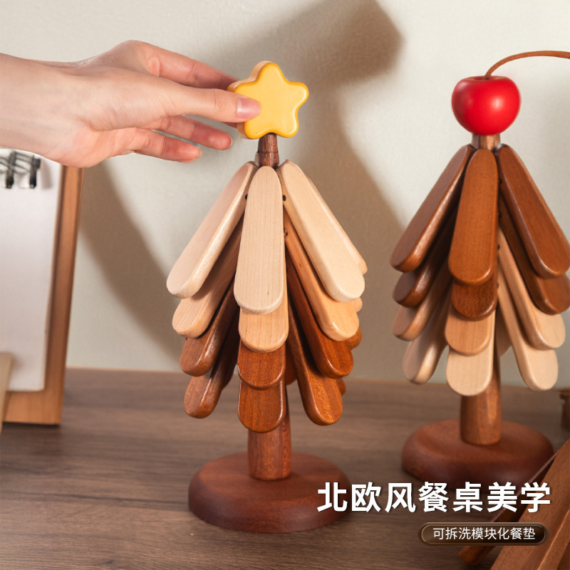 クリスマスツリーは熱を隔てて木の実木のテーブルを敷きます。|undefined