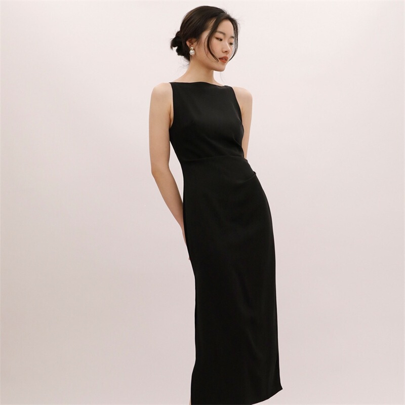 Elegant Hepburn-Style Mid-Length Dress with Slits, Slimming Effect, Unique and Stylish Gown with Off-The-Shoulder Neckline and Pleated Waist