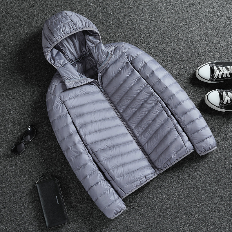 Herrenbekleidung Leichte Jacke aus Seide und Baumwolle für Herren 2023 Winter neue leichte weiße Entenseide-Baumwoll-Stehkragenjacke mit Kapuze, kurze warme Freizeitjacke_voghion.com
