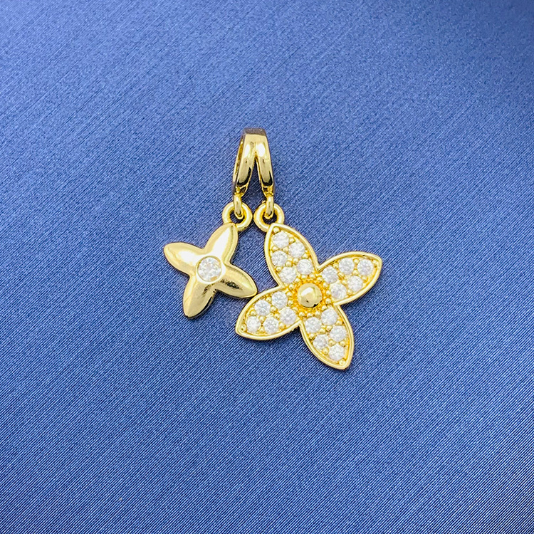 百種類のペンダントは心のままにファッションの経典を配合します。カップルの美しいペンダントは親友のアクセサリーを送ります。