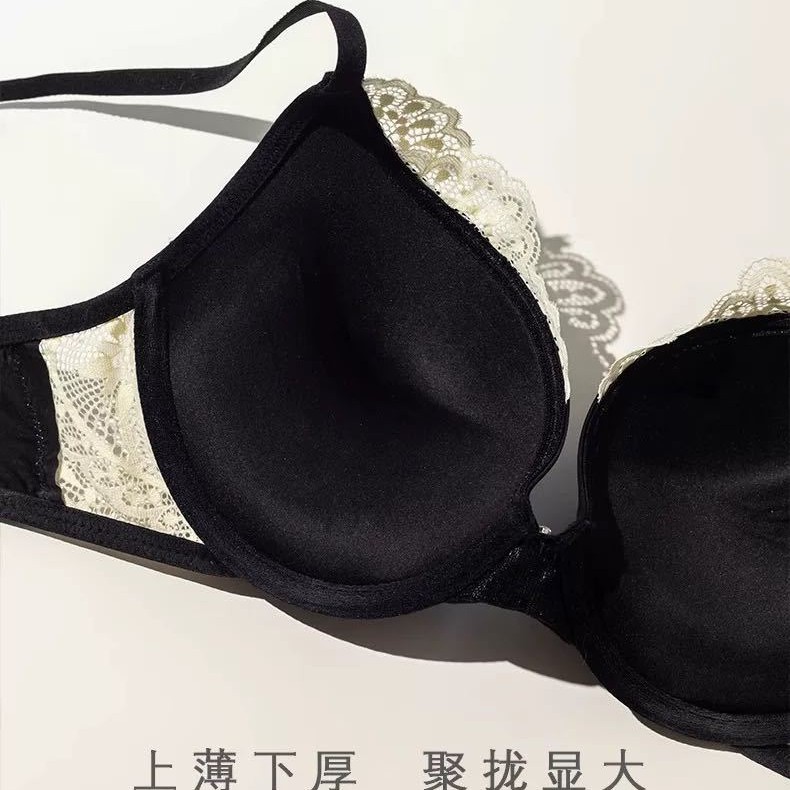 Los pechos pequeños de encaje francés muestran ropa interior de niña grande y pura