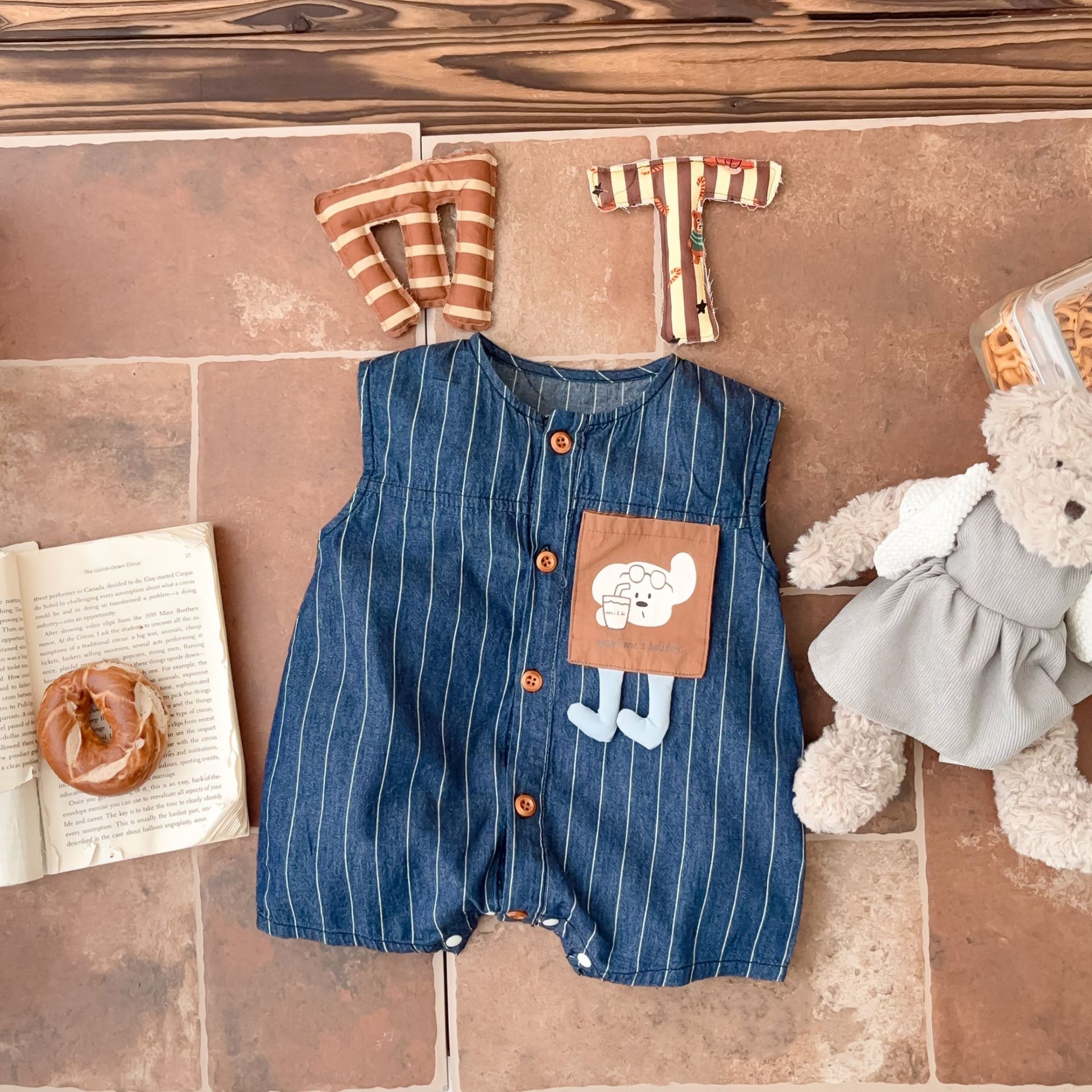 Ropa de niño 2025 verano nuevo estilo coreano ligero recién nacido traje de escalada bolsillo tridimensional bebé salir ropa de culo