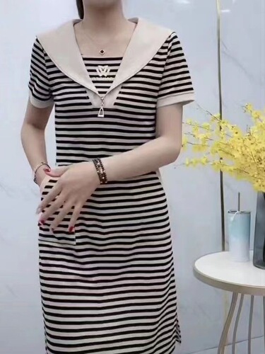 Dress 2025 new Douyin women, age reduction, young, slimming, large size, fat mm belly-covering, medium length skirt