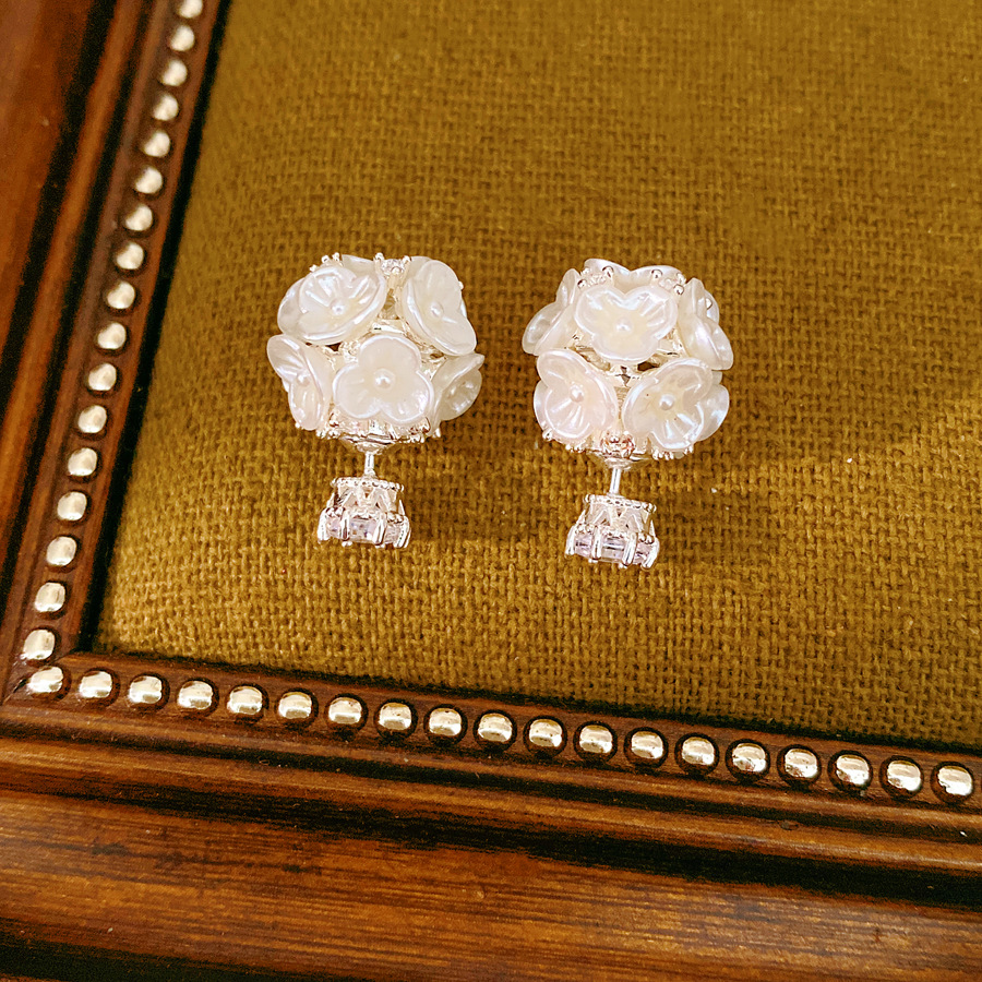 Agujas de plata flores de zircón perlas redondas frescas y dulces aretes ligeros de lujo alta sensación auriculares al por mayor