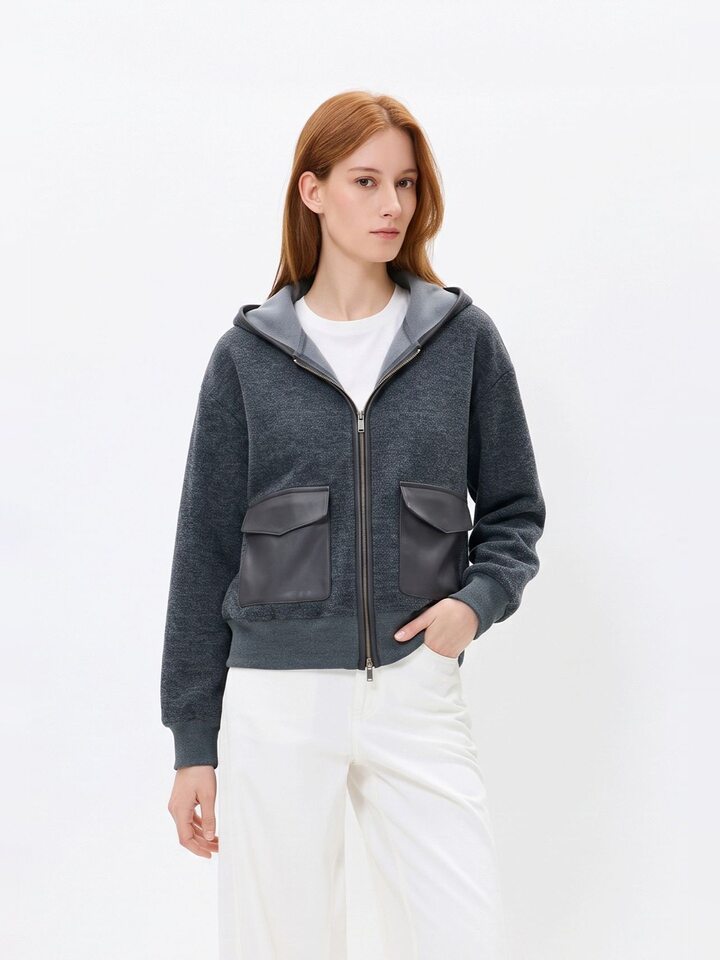 Áo khoác nữ dáng ngắn có mũ kéo khóa phối túi da, chất liệu len cashmere pha, form thường — Khói đá Ash