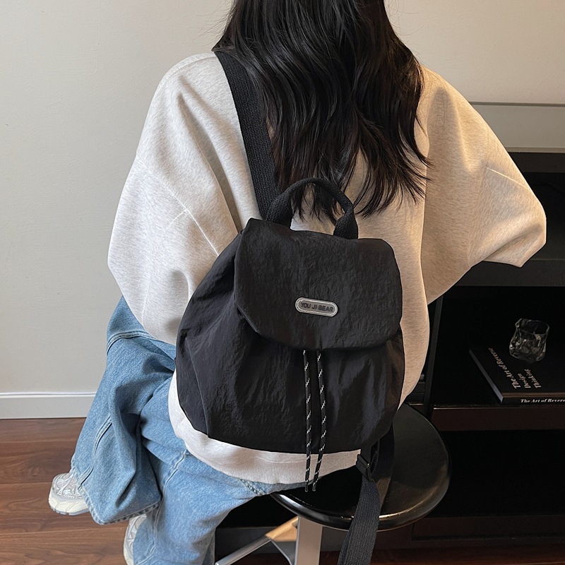 Bolsa de nylon ligera de moda para mujeres 2025 nueva moda versátil estilo coreano para estudiantes universitarios viajes mochila de hombro